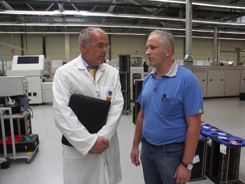 Bernd Bürger (li.) und Frank Rumens (re.) in der Produktion des Elektronik-Dienstleistungsunternehmens. Bernd Bürger (li.) und Frank Rumens (re.) in der Produktion des Elektronik-Dienstleistungsunternehmens.