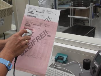 Einfach den Barcode einscannen, die Personalnummer einscannen ...