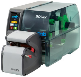 Imprimante d'étiquettes cab SQUIX avec applicateur d'étiquettes sur produits cylindriques WICON
