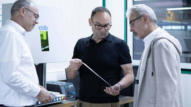 Flawless! Elmar Kornwachs in talks with technical cab consultants Wolfgang Bayerle (laser marking) and Detlef Buder (label printing).