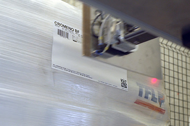 View from below: pallet labeling with Hermes C