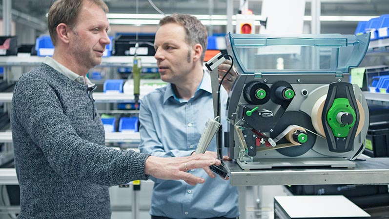 Links im Bild der WERMA Leiter Steuerung und Logistik Klaus Frey, rechts der Leiter Montage Klaus Marquardt