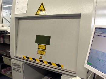 Das Laser-Werkzeug-Codiersystem kennzeichnet in wenigen Sekunden Werkzeuge aus Stahl oder Hartmetall mit einem Data Matrix Code
