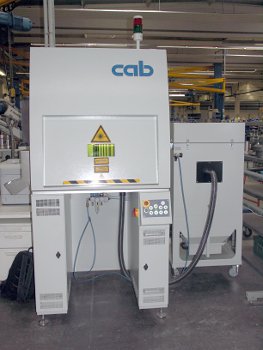 Ytterbium fiber laser system with fume extractor