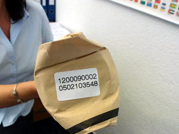 Jede Papiertüte erhält ein Etikett mit einer zwanzigstelligen Nummer