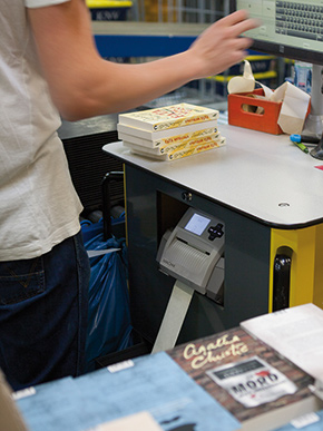 A labeling work station equipped with a MACH4 printer