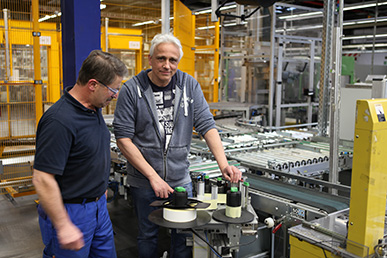 Jörg Unfried (right side of the picture) and Head of Production Hermann Rechtenbacher at one of altogether 11 labeling stations