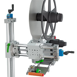 Column stand with carrier plate and adjusting disc
