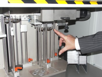 Typeplate handling module following the FIFO principle